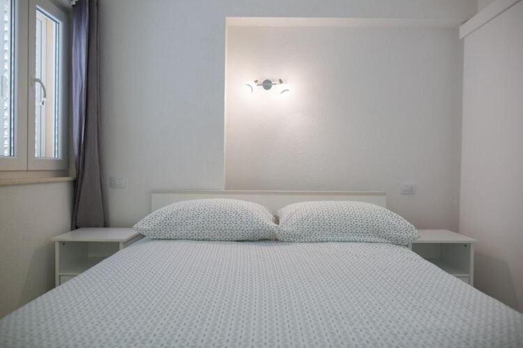 Apartment Serious Job - One Bedroom With Patio *