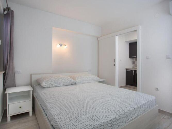 Serious Job - One Bedroom With Patio Apartment *