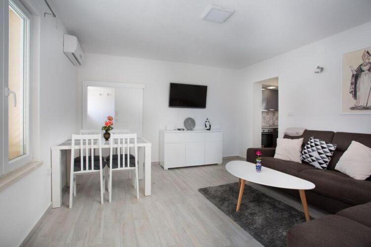Apartment Serious Job - One Bedroom With Patio *