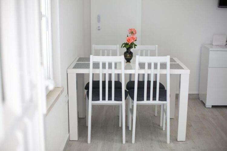 Serious Job - One Bedroom With Patio Apartment *