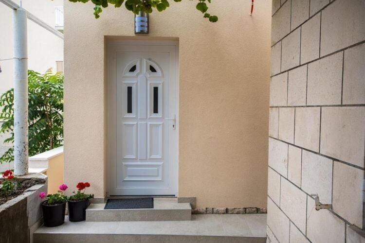 Serious Job - One Bedroom With Patio *