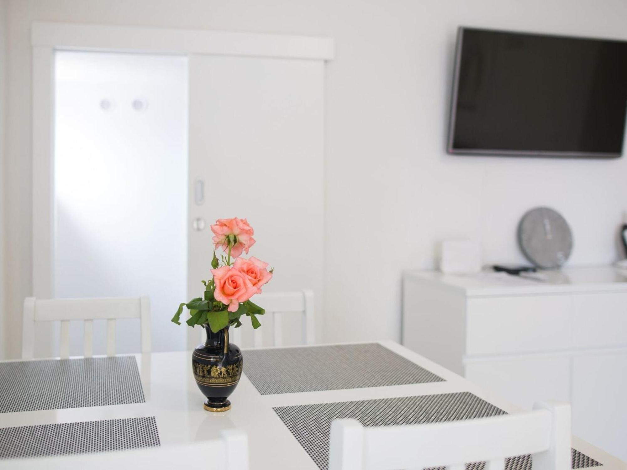 Apartment Serious Job - One Bedroom With Patio *
