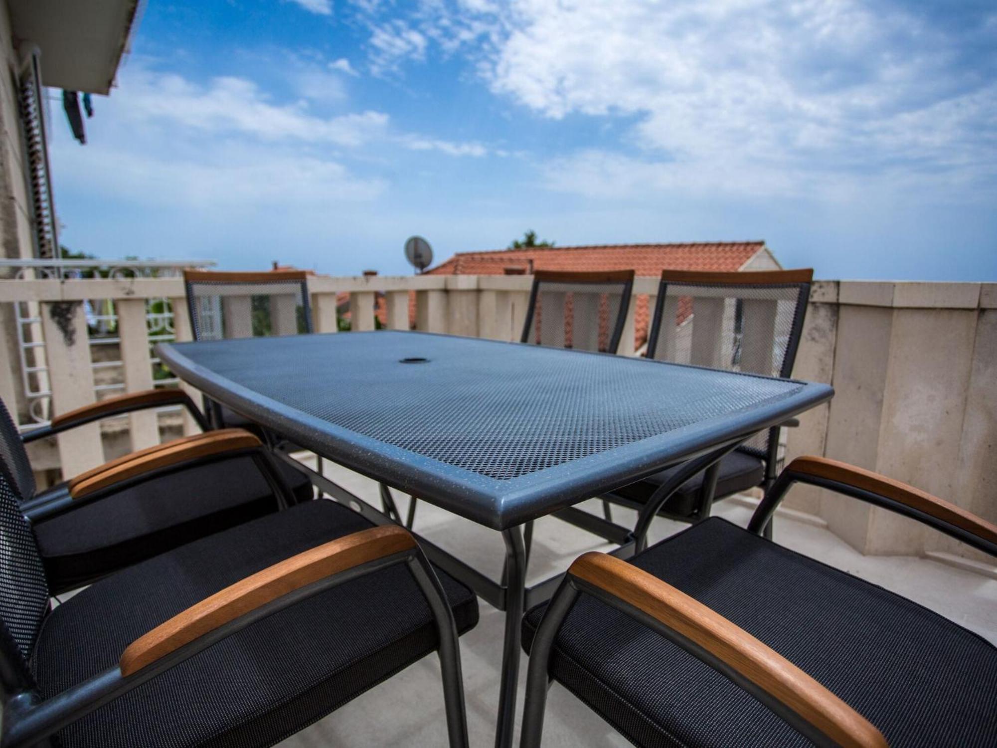 Serious Job - One Bedroom With Patio Apartment *