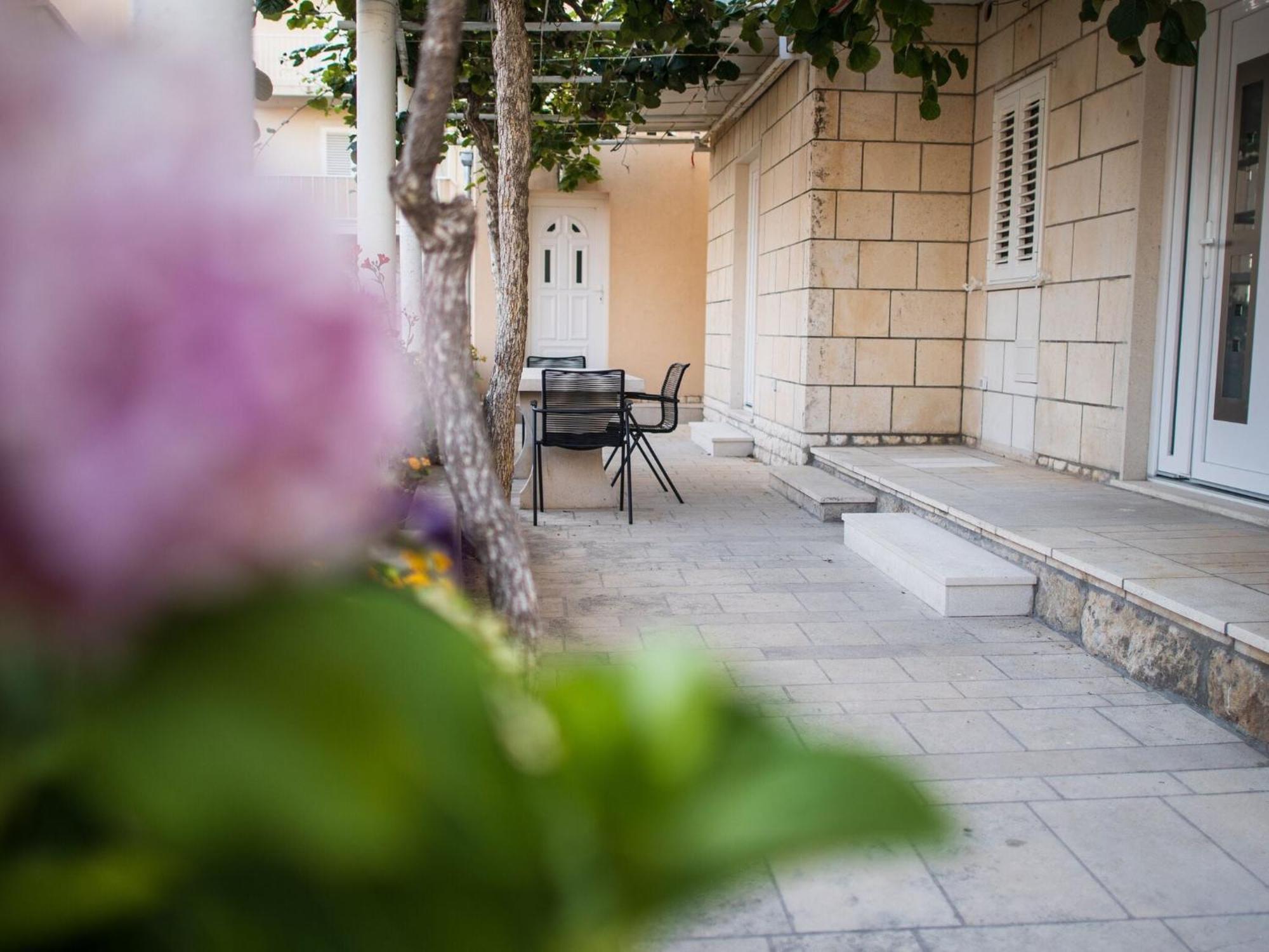 Apartment Serious Job - One Bedroom With Patio *